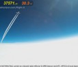 Una GoPro registra il passaggio ravvicinato di un aereo a 12 km di altezza