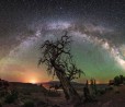 Un'immagine panoramica ci regala una visione in time lapse della Via Lattea
