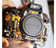 L'interno della Canon EOS 7D Mark II ritratto in una serie di foto