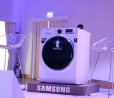 Samsung lancia la lavatrice "smart" che permette di aggiungere indumenti al bucato