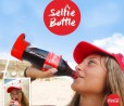Coca-Cola lancia Selfie Bottle, la bottiglia che ti fotografa quando bevi