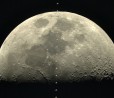La Stazione Spaziale Internazionale immortalata dalla Terra mentre attraversa la Luna