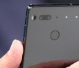 Essential perde il suo capo designer e svela le capacità della doppia fotocamera