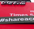 Il display Coca-Cola mostra effetti 3D con 1.760 schermi LED motorizzati